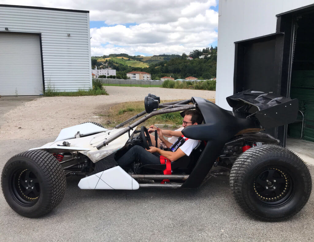 photo d'un buggy avec un quelqu'un côté conducteur