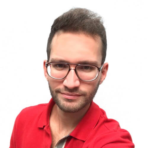 photo de Florian avec un polo rouge et des lunettes vu de face