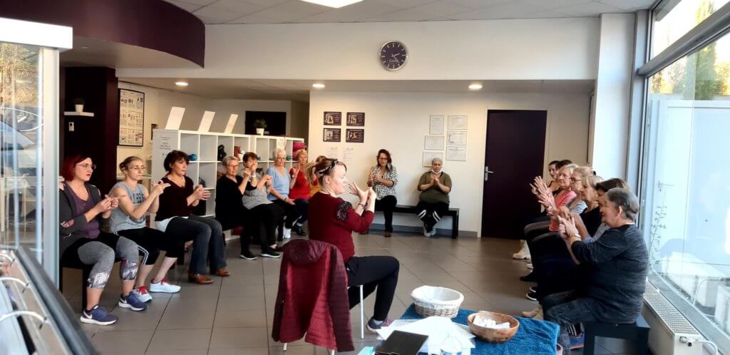 photo d'un atelier de naturopathie avec Stella et des participants