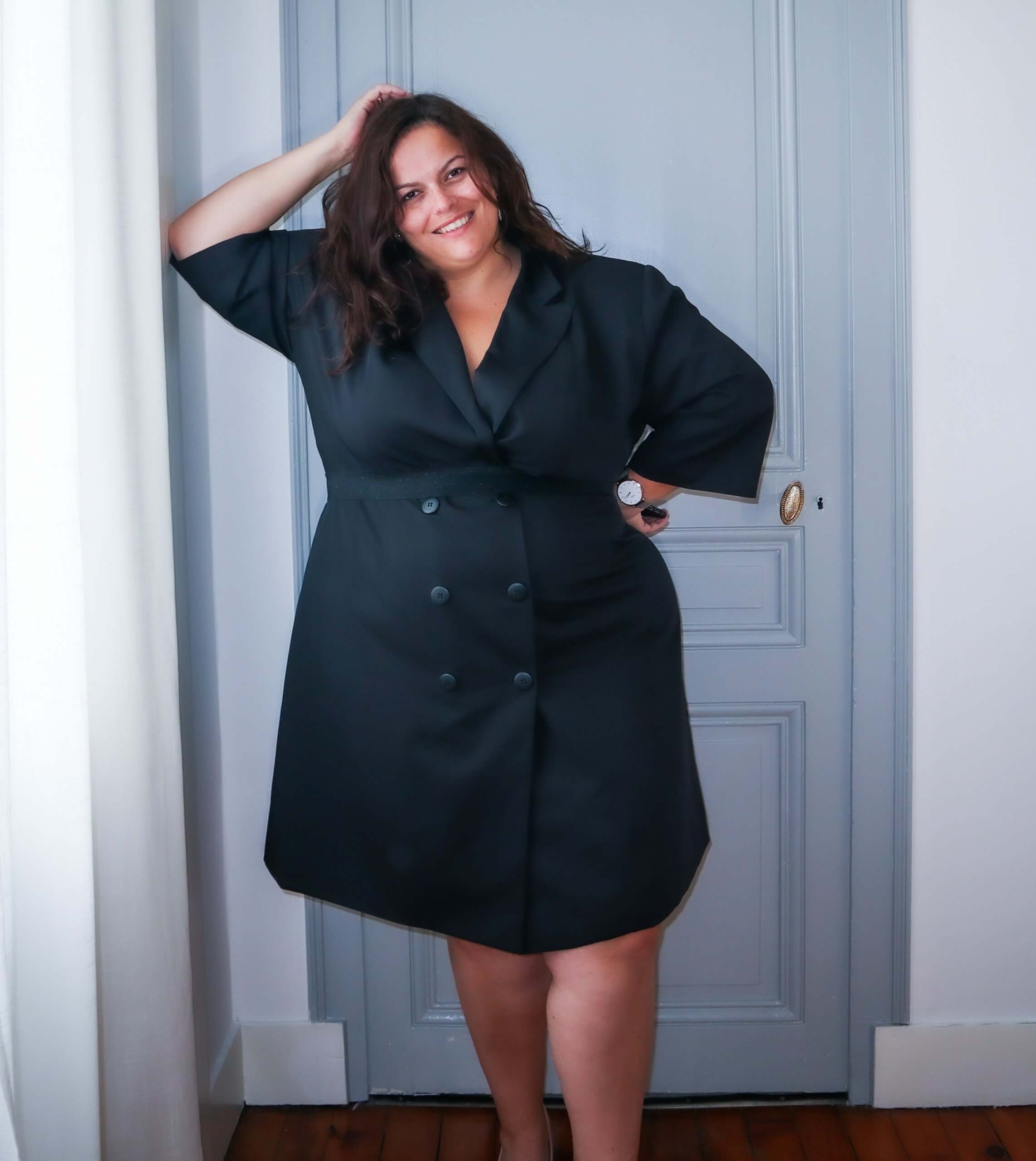 photo portrait d'une femme ronde, brune avec une robe noir