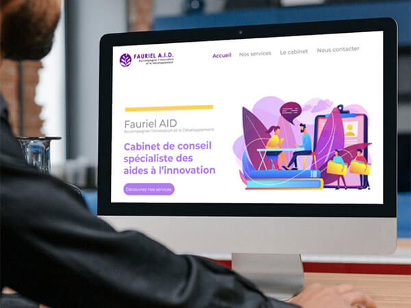 homme regardant un écran d'ordinateur