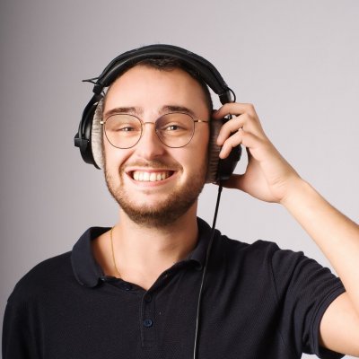 photo de Quentin au premier plan avec un casque