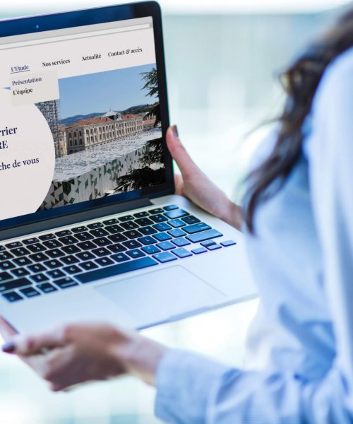 mockup-ecran-ordinateur-site-web-helene-perrier-notaire-saint-etienne