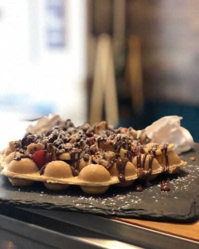 photo d'une gaufre avec du chocolat par dessus