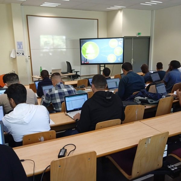 photo d'une salle de classe avec des élèves vue de dos