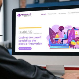 homme regardant un écran d'ordinateur